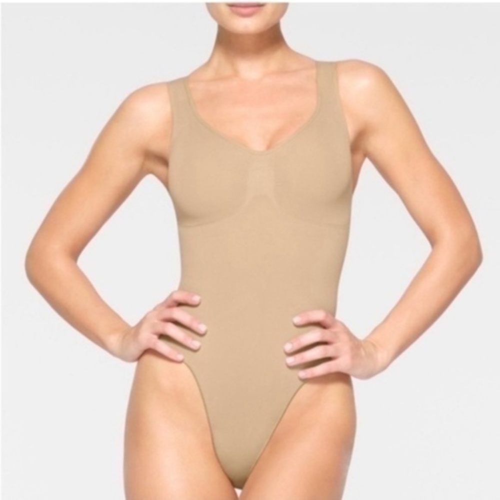SKIMS SCOOP NECK THONG BODYSUIT CLAY BEIGE XS